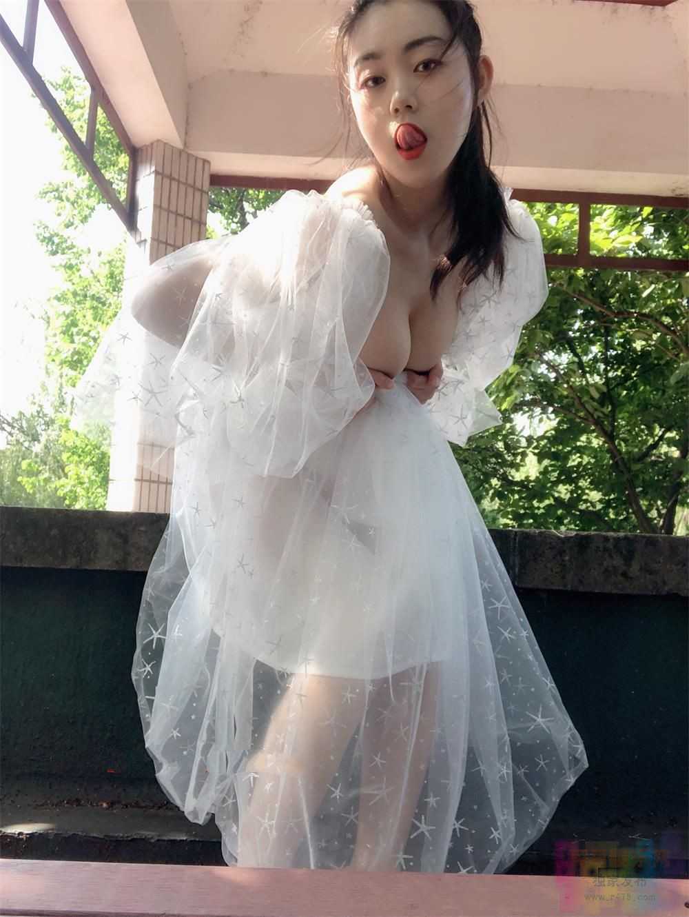 大二学妹教学楼露出+户外凉亭露出视频（2）